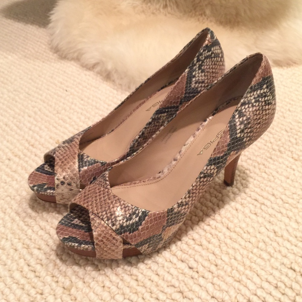 NWOT Via Spiga Peep Toe Pumps 5.5